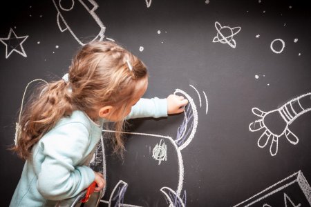 Детские надписи на меловой доске