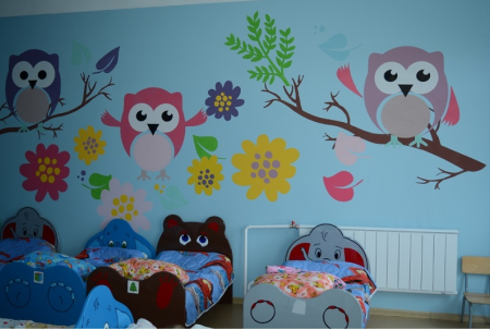 Украшение стен спальни в детском саду