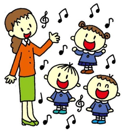 Воспитатель поет с детьми