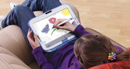 Подросток с планшетом