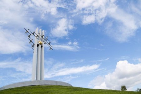 Памятник Журавли в Саратове