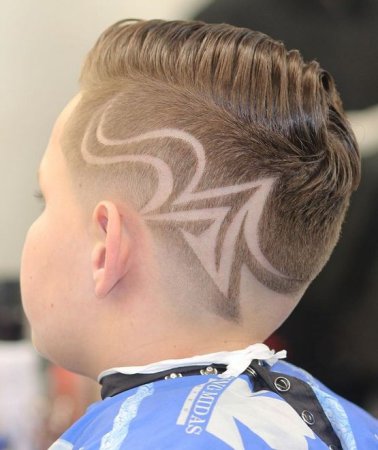 Стрижка с узором для мальчика на светлые волосы