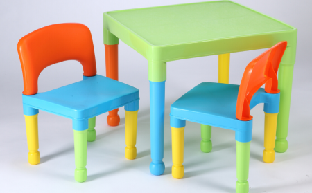 Пластмассовый стол и стулья для детей