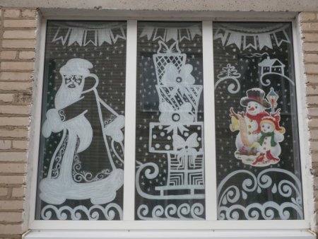 Украшение окон гуашью к новому году