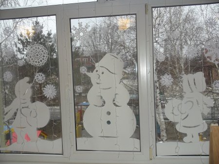 Новогодние рисунки на окнах