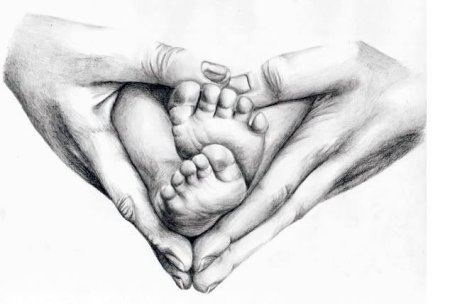 Мама обнимает рукой ребенка