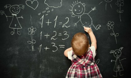 Ребенок на фоне школьной доски