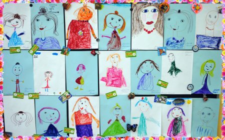 Выставка детских рисунков для мам