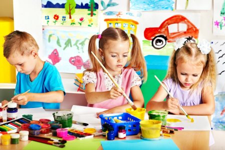 Дети рисуют в детском саду
