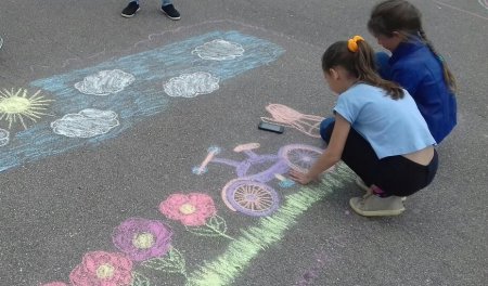 Детский рисунок мелками на асфальте