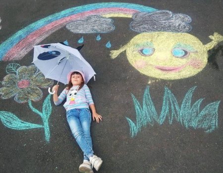 Рисование цветными мелками на асфальте