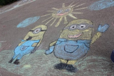 Рисование мелками на асфальте