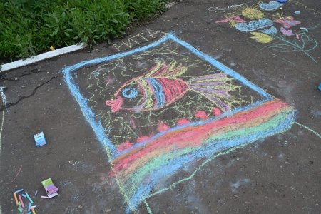 Дети рисуют на асфальте