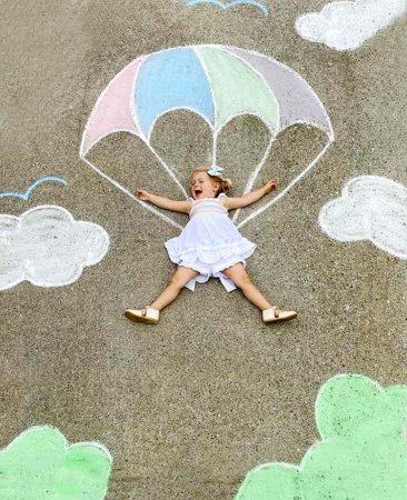 Рисование мелками на асфальте