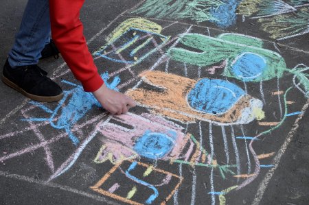 Рисование мелками на асфальте
