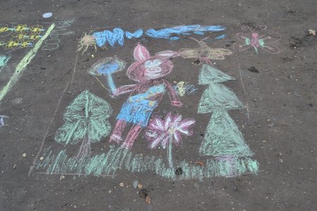 Рисование мелом на асфальте