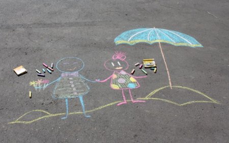 Конкурс рисунков на асфальте ко Дню защиты детей