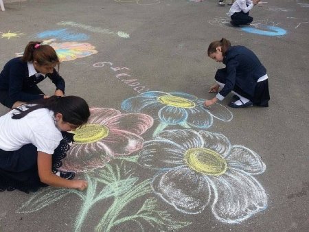 Рисунки на асфальте мелками семья