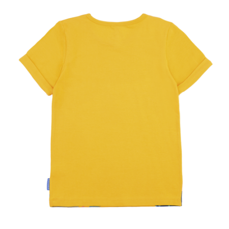 Желтая футболка на белом фоне