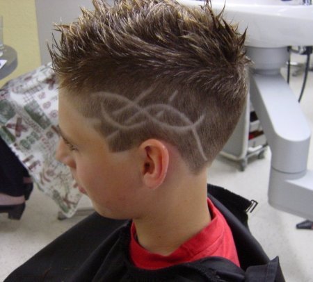 Модные стрижки с узорами для мальчиков