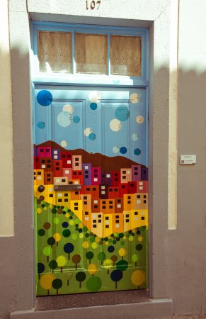 Раскрасить входную дверь