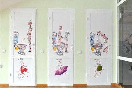Разрисованные двери для ванной и туалета