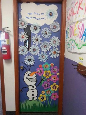 Украшения на двери кабинета в школе