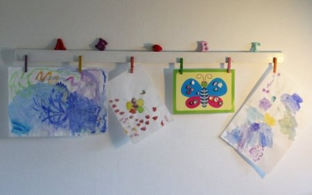 Детские рисунки на прищепках