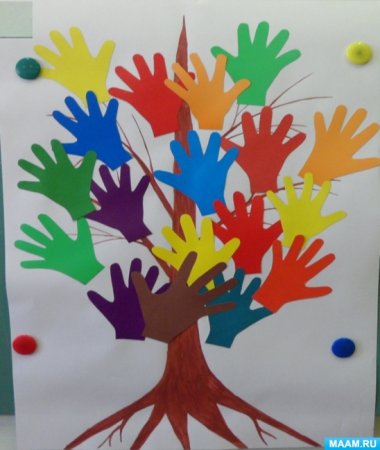 Дерево из бумажных ладошек