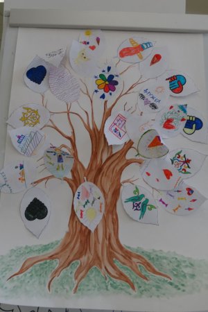 Дерево из ладошек