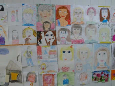 Выставка рисунков о маме