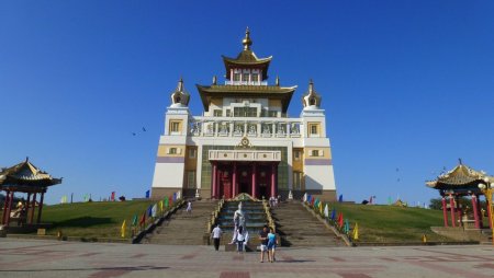 Золотая обитель Будды Шакьямуни ступы