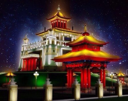 Золотая обитель Будды Шакьямуни Элиста ночь