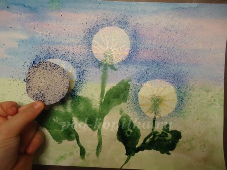Рисование «одуванчики в траве» (восковые мелки).