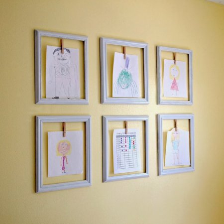 Фоторамки на стене в детской комнате