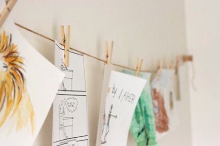 Хранение рисунков на прищепках