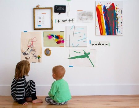 Хранение детских рисунков на стене