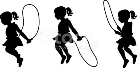 Девочка прыгает через скакалку