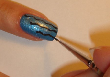 Лёгкие узоры на ногтях тонкой кистью