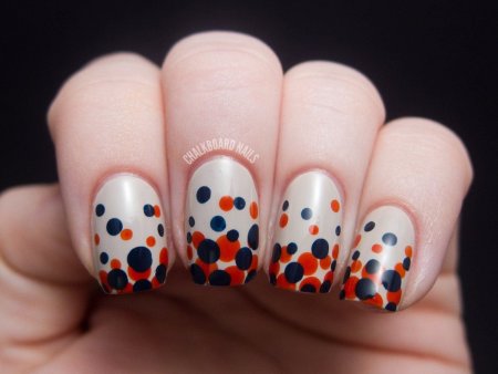 Маникюр в горошек
