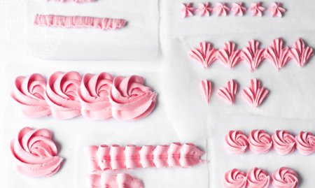 Украшение торта кремом