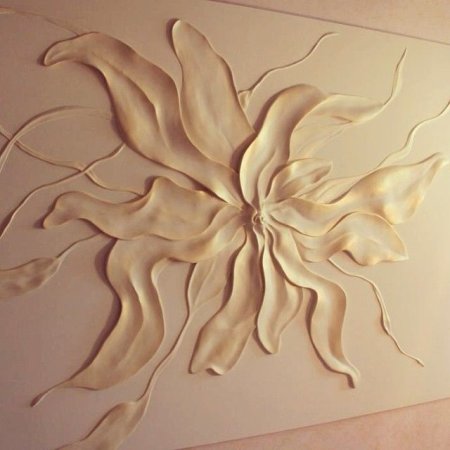 Барельеф цветы на стене