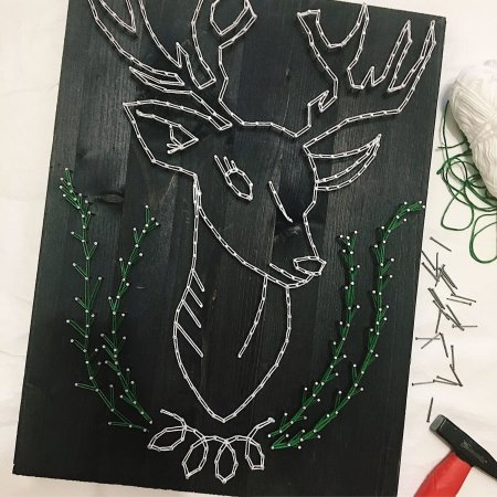 Панно из ниток и гвоздей олень