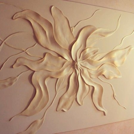 Барельеф цветы на стене