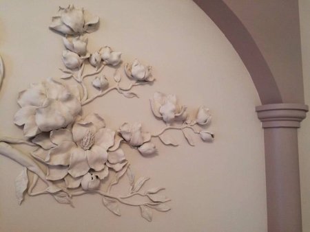 Объемная лепнина на стене