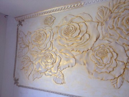 Цветы из декоративной штукатурки на стенах