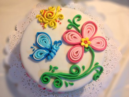 Украсить торт сахарными карандашами