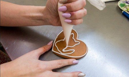 Нанесение глазури на пряники