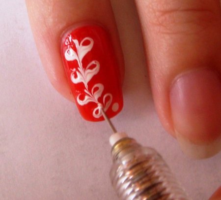 Узоры на ногтях иголкой