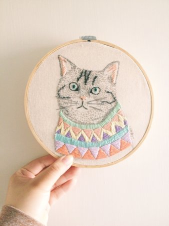 Современная вышивка в пяльцах